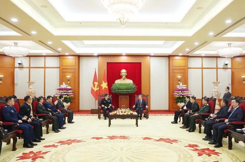 Party General Secretary To Lam (right) receives Chinese Minister of National Defence Senior Lieutenant General Dong Jun and a delegation from the Chinese People's Liberation Army in Hanoi on December 19. (Photo: VNA)