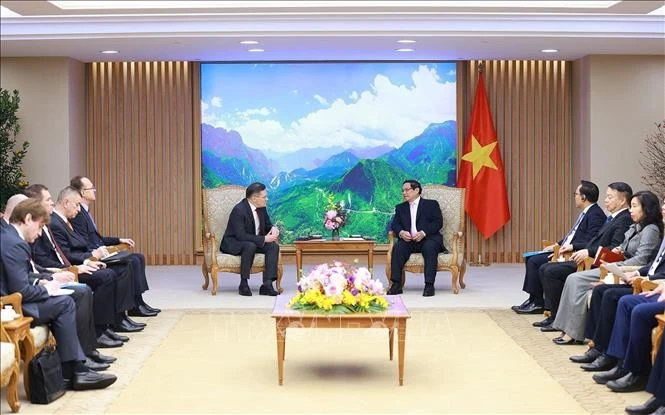 Prime Minister Pham Minh Chinh (right) receives Rosatom Director General Alexey Likhachev in Hanoi on January 13. (Photo: VNA)