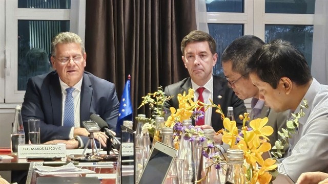Maros Sefcovic (left), European Commissioner for Trade and Economic Security, at the press conference in Hanoi. (Photo: VNA)