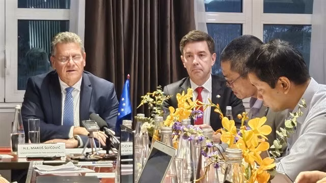 Maros Sefcovic (left), European Commissioner for Trade and Economic Security, at the press conference in Hanoi. (Photo: VNA)