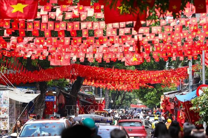 Hang Ma street in Hoan Kiem ward, Hanoi, is adorned with red flags bearing yellow stars in celebration of the 80th National Day anniversary. (Photo: VNA)