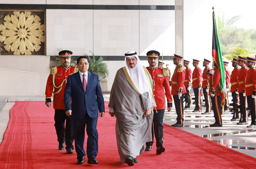 Kuwaiti Prime Minister Sheikh Ahmad Abdullah Al-Ahmad Al-Sabah (right) and visiting Vietnamese Prime Minister Pham Minh Chinh. (Photo: VNA)
