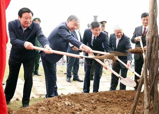 Party General Secretary To Lam attends the launch of the 2025 spring tree planting festival in Ninh Binh province. (Photo: VNA)