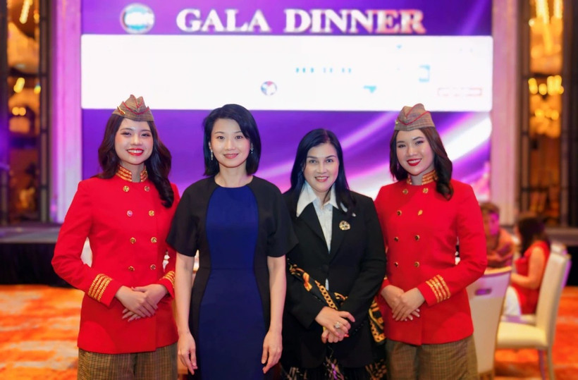 Ho Ngoc Yen Phuong, member of the BOD, Vice President, and CFO of Vietjet (second from right) and Sun Xueling, Singapore’s Senior Minister of State for Transport and National Development (second from left) attend the 2025 Women in Aviation International-Singapore Chapter (WAI SG) Gala Dinner. (Photos courtesy of Vietjet)