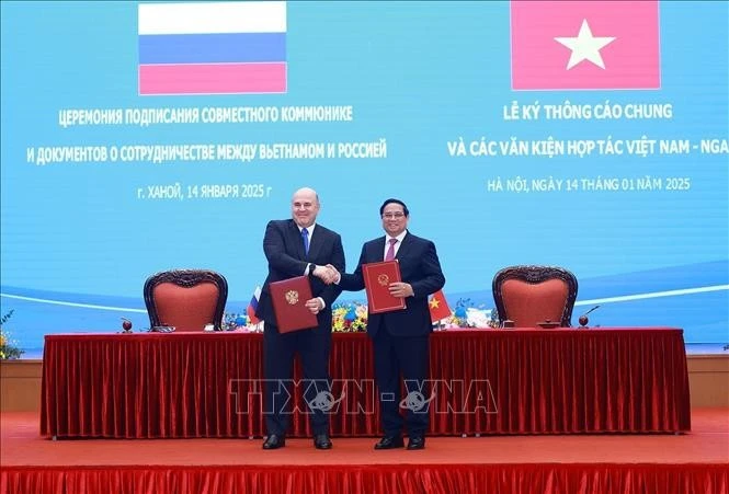 Vietnamese Prime Minister Pham Minh Chinh (right) and Russian Prime Minister Mikhail Vladimirovich Mishustin at the signing ceremony of the joint communiqué. (Photo: VNA)