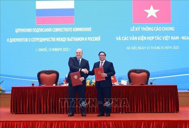 Vietnamese Prime Minister Pham Minh Chinh (right) and Russian Prime Minister Mikhail Vladimirovich Mishustin at the signing ceremony of the joint communiqué. (Photo: VNA)