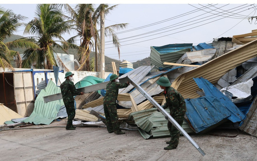 Prime Minister Pham Minh Chinh urges localities in the central region to assess storm and flood damage and expedite recovery efforts. (Photo: VNA)