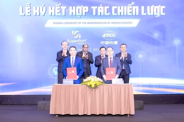 Company representatives at the MoU signing ceremony. (Photo: VNA)