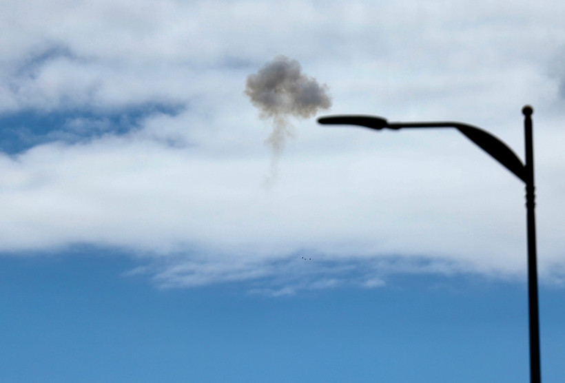 Smoke rises over Jerusalem, Israel, on February 28, 2026. (Photo: Xinhua/VNA)