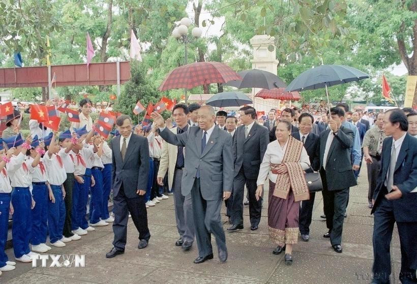 Children of Kim Lien commune, Nam Dan district, Vietnam’s Nghe An province - the hometown of President Ho Chi Minh – welcome Lao Party General Secretary and President of Laos Khamtay Siphandone during his visit to the central locality in 2002. (Photo: VNA)