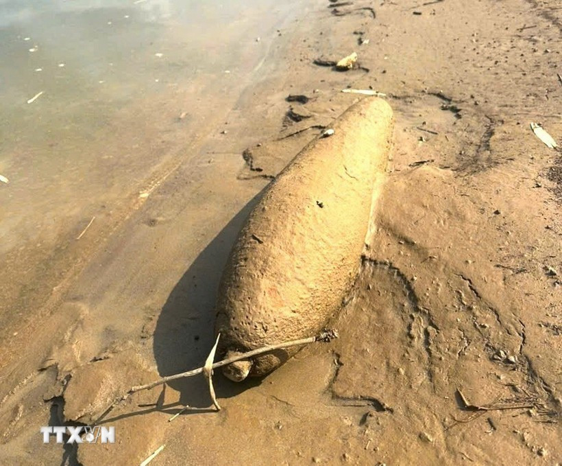 The device, which still had its detonator intact, was discovered by residents along the Lo River in Bac Muc hamlet, Ham Yen commune. (Photo: VNA)