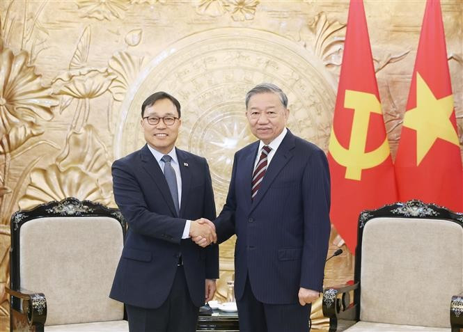 Party General Secretary To Lam (right) and RoK Ambassador to Vietnam Choi Young-sam (Photo: VNA)