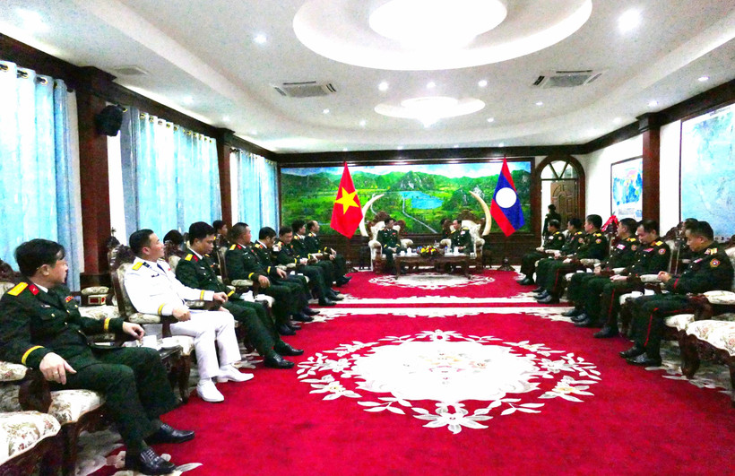  Vietnamese Deputy Minister of National Defence Senior Lieutenant General Nguyen Truong Thang pays a courtesy visit to Lao Minister of National Defence Senior Lieutenant General Khamliang Outhakaysone in Vientiane on November 20. (Photo: VNA)