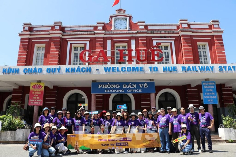 Rail travel is increasingly attracting individuals, organisations, and businesses. (Photo: VNA)