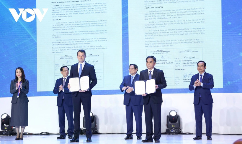 Prime Minister Pham Minh Chinh and Deputy Prime Minister Bui Thanh Son witness the signing of a joint statement on cooperation to advance smart manufacturing between Ho Chi Minh City and the WEF. (Photo: VOV)