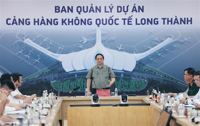 Prime Minister Pham Minh Chinh speaks at the working session with construction units of Long Thanh International Airport in Dong Nai province on August 2. (Photo: VNA)