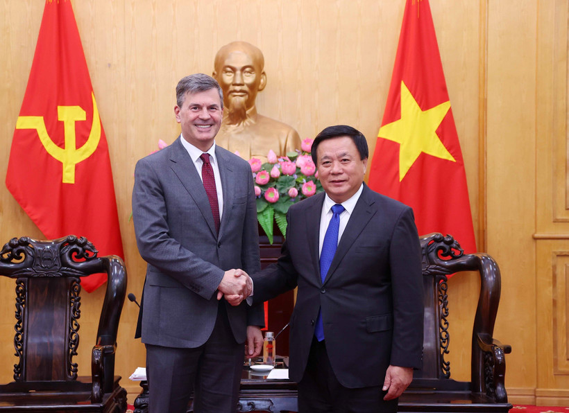 President of the Ho Chi Minh National Academy of Politics (HCMA) and Chairman of the Central Theory Council Prof. Nguyen Xuan Thang (right) and Rector of the Russian Presidential Academy of National Economy and Public Administration (RANEPA) Alexey Komissarov. (Photo: VNA)
