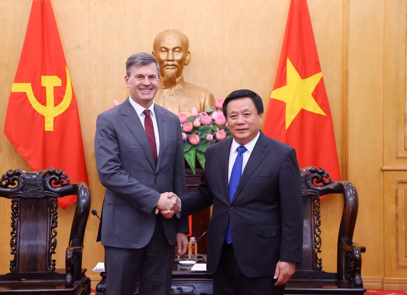 President of the Ho Chi Minh National Academy of Politics (HCMA) and Chairman of the Central Theory Council Prof. Nguyen Xuan Thang (right) and Rector of the Russian Presidential Academy of National Economy and Public Administration (RANEPA) Alexey Komissarov. (Photo: VNA)