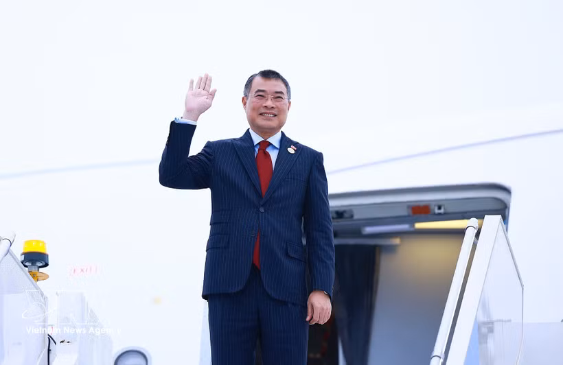 Prime Minister Le Minh Hung returns to Hanoi on June 19 morning, concluding a successful working trip to Russia. Photo: VNA