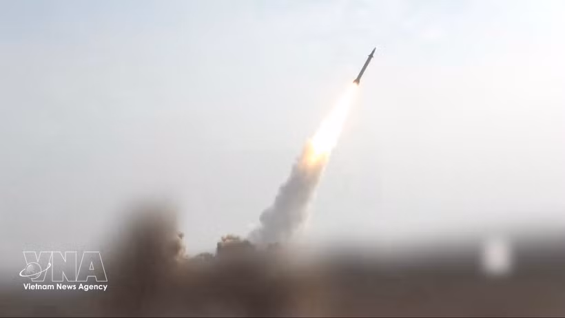 A video footage released by the Houthi forces in Yemen shows a hypersonic missile being launched from a secret location in Yemen toward targets in Israel. Photo: Xinhua/VNA.