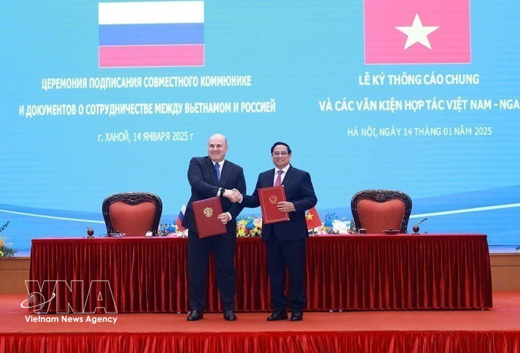Prime Minister Pham Minh Chinh and his Russian counterpart Mikhail Vladimirovich Mishustin sign a Joint Communiqué on the outcomes of the official visit to Vietnam by the Russian Prime Minister (Hanoi, January 14, 2025). Photo: VNA