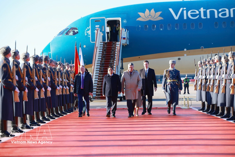 The official welcoming ceremony for Prime Minister Pham Minh Chinh was held solemnly at Vnukovo-2 International Airport, chaired by Russian Deputy Minister of Foreign Affairs Andrey Yurevich Rudenko. Photo: VNA