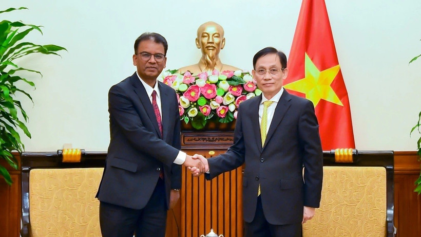 Minister of Foreign Affairs Le Hoai Trung receives Non-Resident Ambassador of Nepal to Vietnam Dhan Bahadur Oli in Hanoi on December 13, 2025. Photo courtesy of the Ministry of Foreign Affairs. 