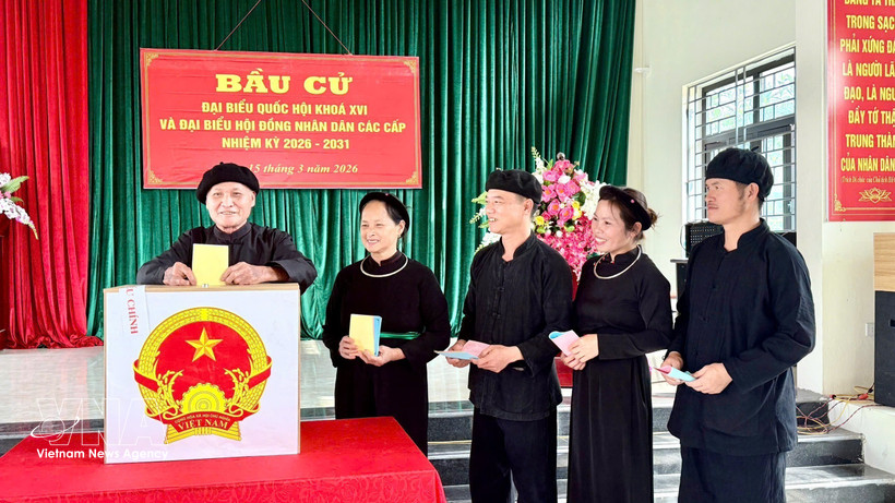 Tay ethnic voters in Na O hamlet of An Lac commune, Bac Ninh province, cast their ballots on March 15. (Photo: VNA)