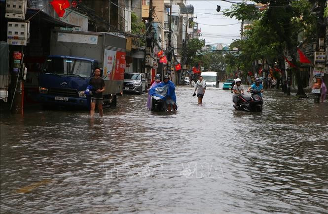 Tran Hung Dao street in Nam Dinh ward, Ninh Binh province, is flooded due to heavy rain triggered by Typhoon Kajiki on August 25. (Photo: VNA)