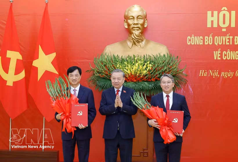 Party General Secretary and President To Lam presents Politburo decisions and congratulates Nguyen Duy Ngoc and Nguyen Hai Ninh on their new appointments. Photo: VNA