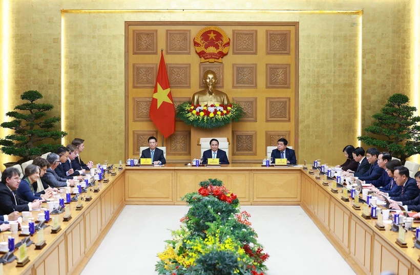 PM Pham Minh Chinh (centre) chairs the dialogue. (Photo: VNA)