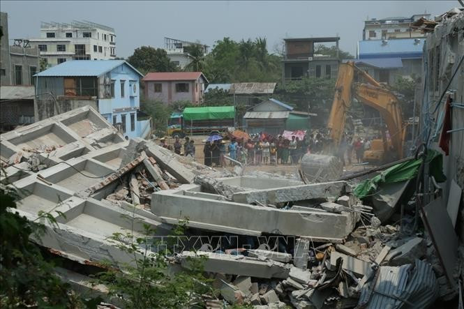 Search and rescue teams look for missing persons after the earthquake in Mandalay, Myanmar. Photo: Xinhua/VNA