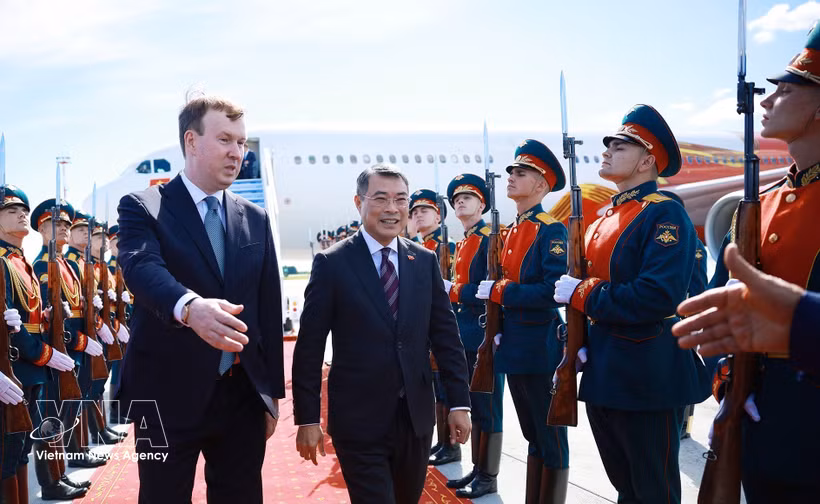 Prime Minister Le Minh Hung is welcomed at Gabdulla Tukay Kazan International Airport in Kazan, the capital of the Republic of Tatarstan, Russia on June 16 afternoon (local time). Photo: VNA