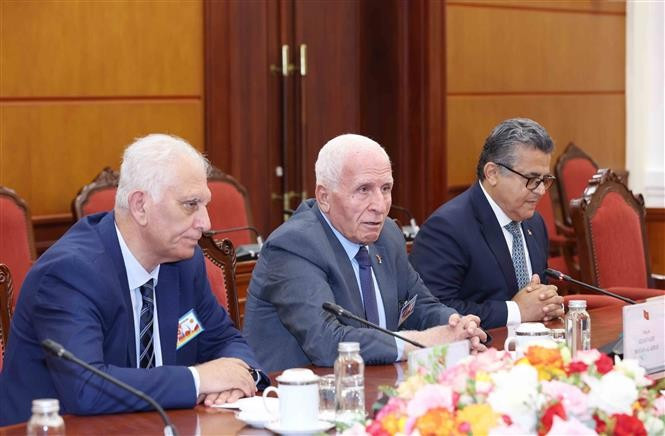 Secretary General of the Palestine Liberation Organisation (PLO) Azzam Najib Mustafa Al-Ahmad at the meeting. (Photo: VNA)