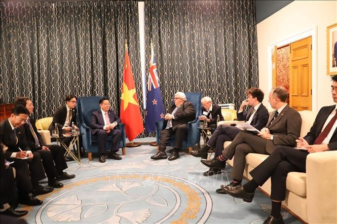 Nguyen Trong Nghia, Politburo member, Secretary of the Party Central Committee, and head of the committee’s Commission for Information, Education, and Mass Mobilisation, meets with Speaker of the New Zealand House of Representatives (Parliament) Gerry Brownlee on September 22, 2025. (Photo: VNA)