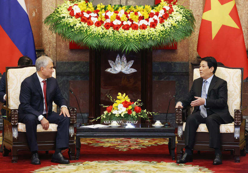State President Luong Cuong (R) receives Chairman of the State Duma of the Federal Assembly of the Russian Federation Vyacheslav Volodin in Hanoi (Photo: VNA) 