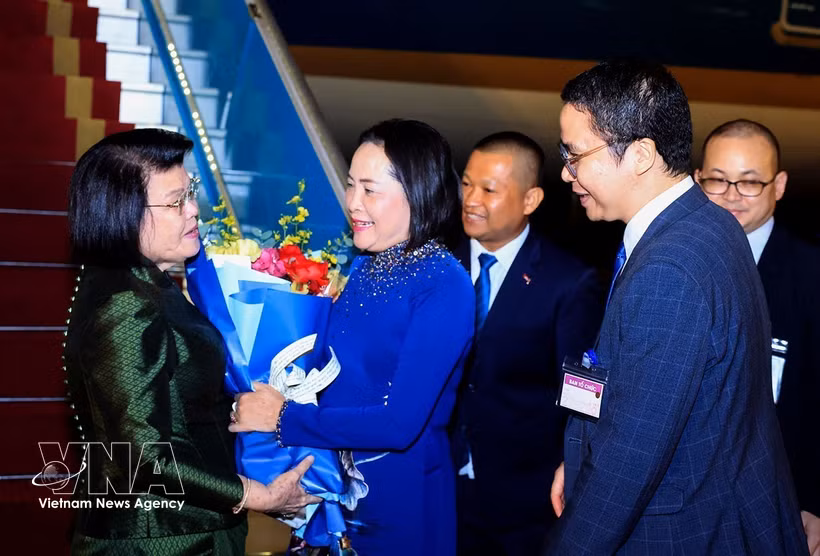 National Assembly Vice Chairwoman Nguyen Thi Thanh welcomes Cambodian National Assembly President Samdech Khuon Sudary at Noi Bai International Airport. Photo: VNA