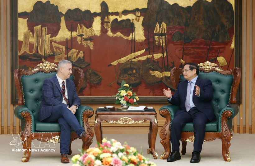 Prime Minister Pham Minh Chinh (R) receives Belgian Ambassador to Vietnam Karl Van Den Bossche on February 26. (Photo: VNA)