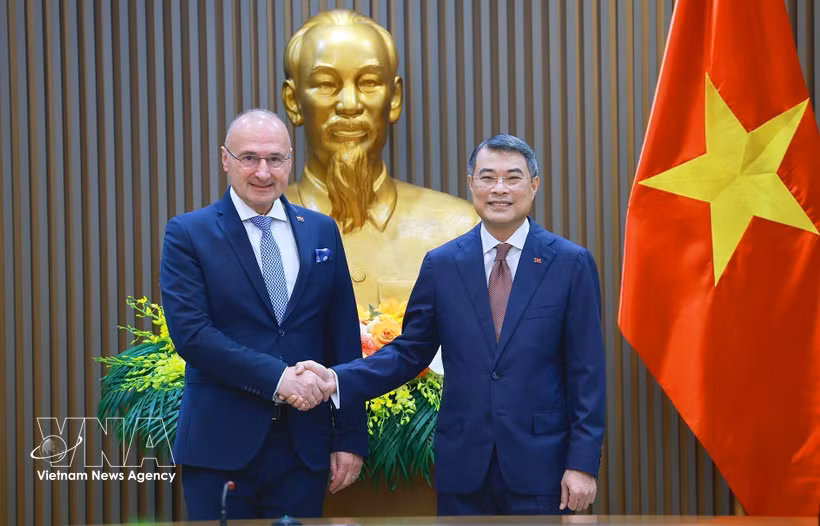 Prime Minister Le Minh Hung receives Croatian Minister of Foreign and European Affairs Gordan Grlić Radman in Hanoi on May 18. Photo: VNA