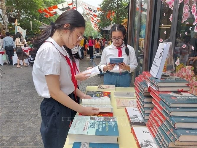 Students study books on the Book Street in Hanoi. (Photo: VNA)