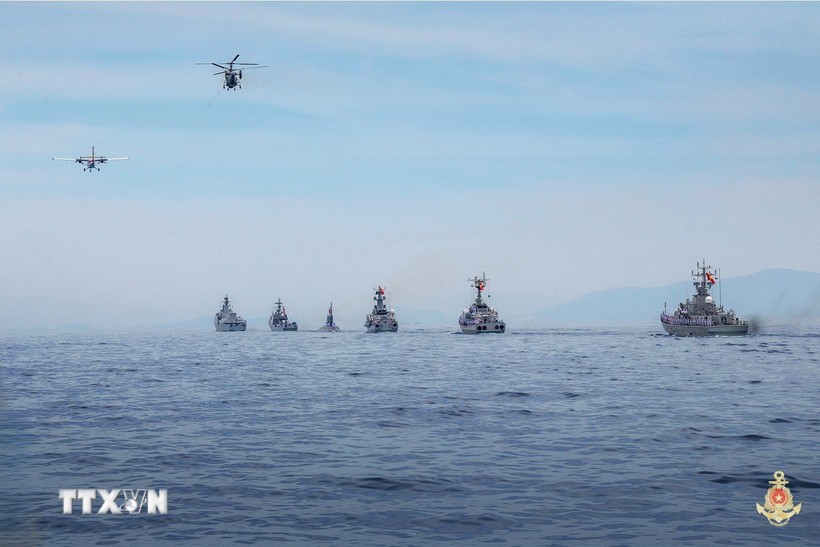 Formations of DHC-6 aircraft and Ka-28 anti-submarine helicopters, together with missile ship squadrons, take part in a naval parade in the waters of Cam Ranh, Khanh Hoa province, during the ceremony and parade celebrating the 80th anniversary of the August Revolution and National Day (September 2). (Photo: VNA)