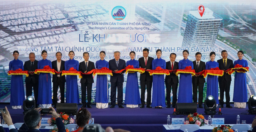 Officials cut the ribbon to inaugurate the IFC Da Nang. (Photo: VNA)