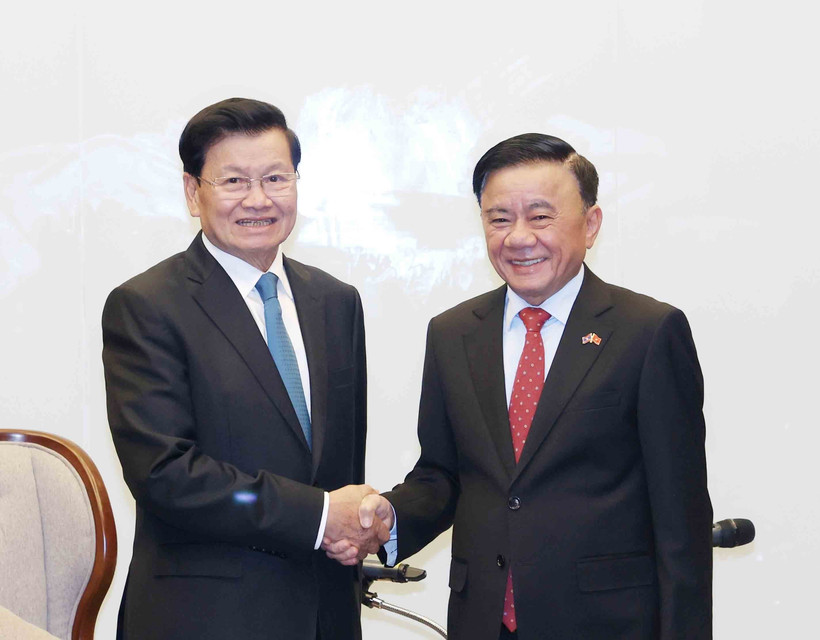 Politburo member and standing member of the Party Central Committee’s Secretariat Tran Cam Tu (R) bids farewell to Lao Party General Secretary and President Thongloun Sisoulith. Photo: VNA