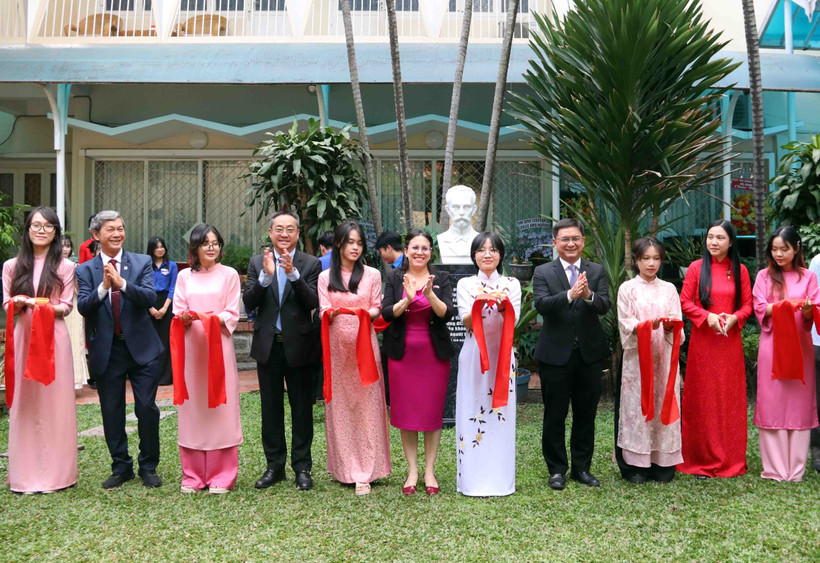 The inauguration of the statue of Cuban national hero José Martí in the campus of the Cuban Consulate General in Ho Chi Minh City. Photo: VNA