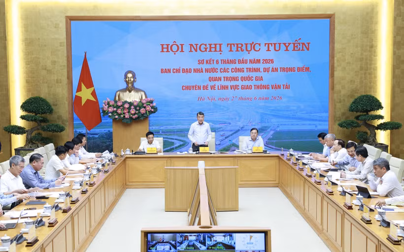 Prime Minister Le Minh Hung chairs the meeting reviewing the implementation of major transport projects during the first six months of 2026 on June 27, 2026. Photo: VNA