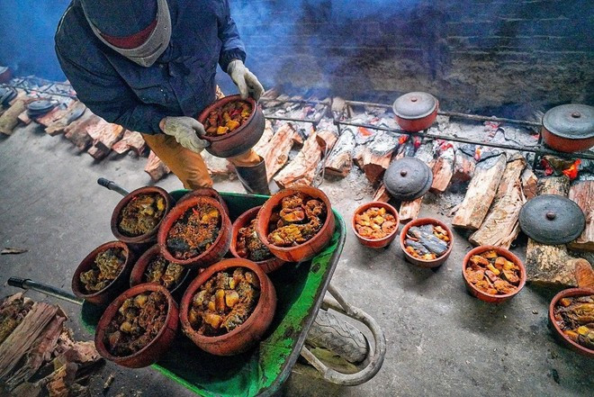 Tran Thu Huong is the third generation heir of a braised fish business in the village, with the brand Que Anh Chi. (Photo: VNA)