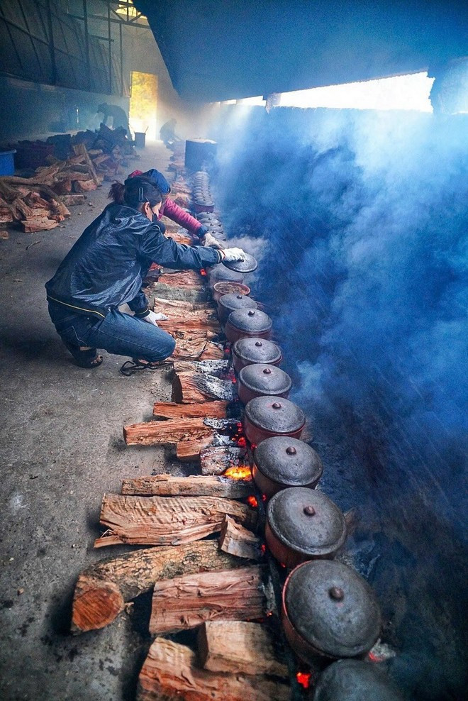 The cooks check the pots regularly to make sure the liquid doesn’t dry out. (Photo: VNA)