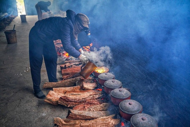 Marinated fish is braised in clay pots on wood stoves for 10-20 hours. (Photo: VNA)