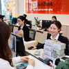 A transaction office of SeABank. In Resolution No. 148/NQ-CP, the Government requested the monetary policy be governed proactively and flexibly, in close coordination with an appropriately expansionary fiscal policy and other macroeconomic measures to support growth, control inflation, maintain macroeconomic stability and safeguard major economic balances. (Photo: VNA)