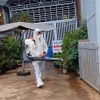 A worker sprays chemicals to kill mosquitoes. (Photo: VNA)